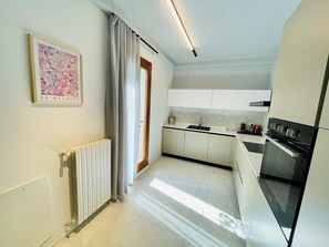 Jääkaappi, mikroaaltouuni, liesi, astianpesukone