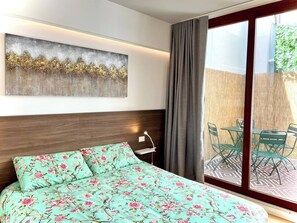 1 bedroom, desk, iron/ironing board, travel crib - Design and comfort with Private Patio, steps from the Basilica of Saint Anthony. (Padova)