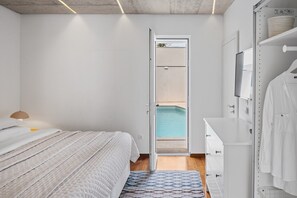 5 bedrooms, iron/ironing board, WiFi, bed sheets