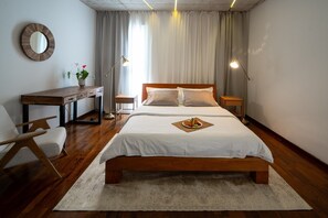 5 bedrooms, iron/ironing board, WiFi, bed sheets