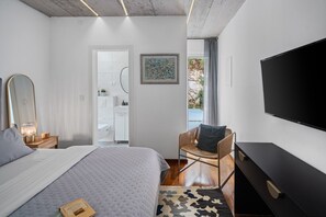 5 bedrooms, iron/ironing board, WiFi, bed sheets