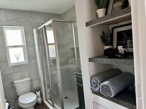 Dusche, Haartrockner, Bidet, Handtücher