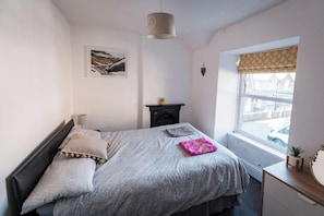 House | 2 bedrooms, iron/ironing board, free WiFi, bed sheets - Park Square Retreat in Blaenau (Blaenau Ffestiniog)