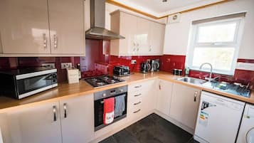 House | Private kitchen | Fridge, microwave, oven, stovetop