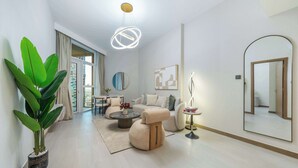 Una sala moderna con un sofá, una mesa de centro y un espejo grande.