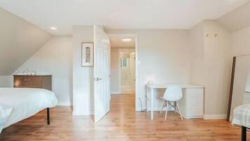 3 bedrooms, desk, free WiFi, bed sheets