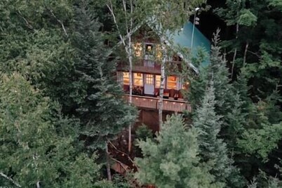 Charming Lakefront Cottage w/ Hot Tub & Fire Pit, WiFi