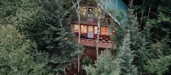 Charming Lakefront Cottage w/ Hot Tub & Fire Pit, WiFi