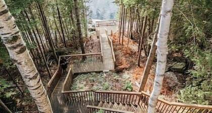 Charming Lakefront Cottage w/ Hot Tub & Fire Pit, WiFi