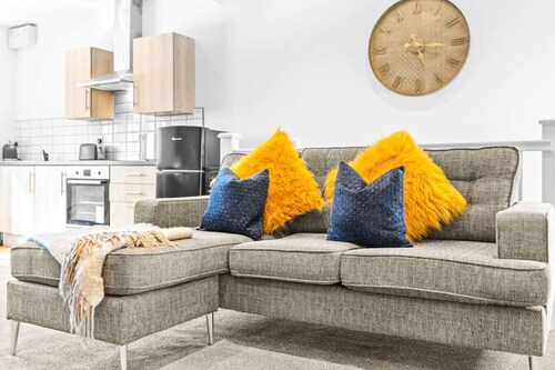 2 Bed • Modern Flat • Town Centre & Parking