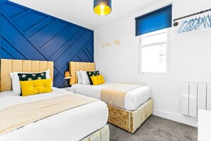 2 slaapkamers, een bureau, een strijkplank/strijkijzer, reisbedje