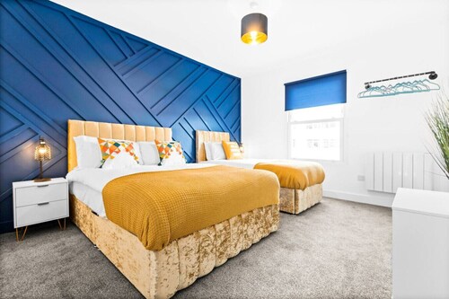 2 Bed • Modern Flat • Town Centre & Parking