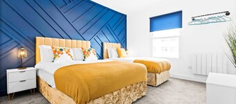 2 Bed • Modern Flat • Town Centre & Parking