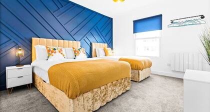 2 Bed âą Modern Flat âą Town Centre & Parking