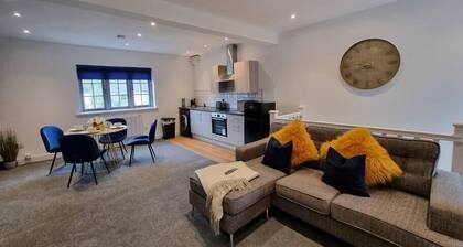 The Woodfield - stylish 2 bed apt in Morriston
