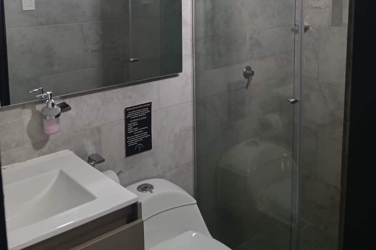 Kolmen hengen huone | Kylpyhuone | Suihku, pyyhkeet, saippua, vessapaperi