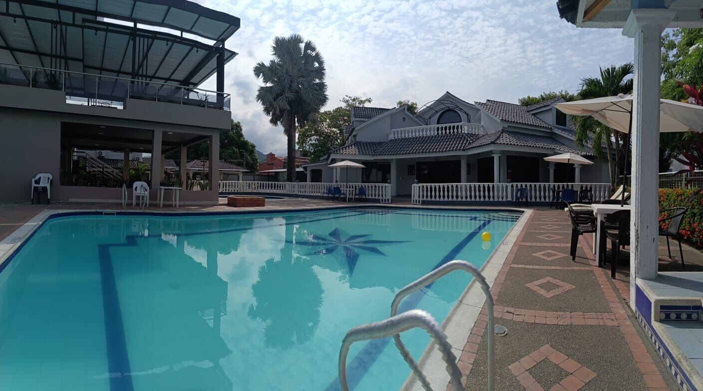 Una piscina al aire libre