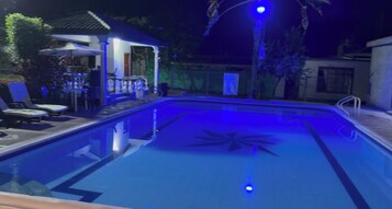 Una piscina al aire libre