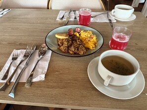 Tägliches inbegriffenes großes Frühstück