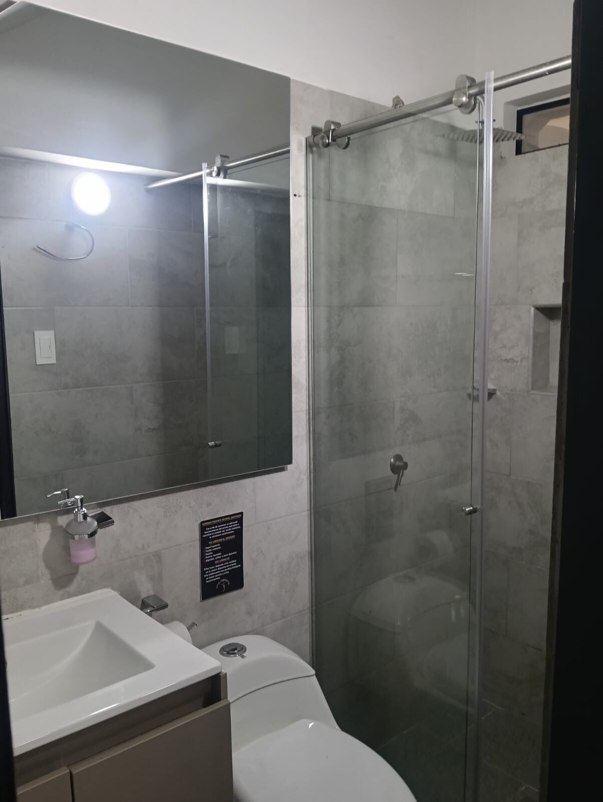 Ducha, toallas, jabón y papel higiénico