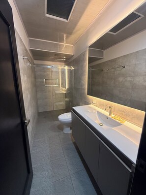 Habitación doble | Baño | Regadera, toallas, jabón, papel de baño 