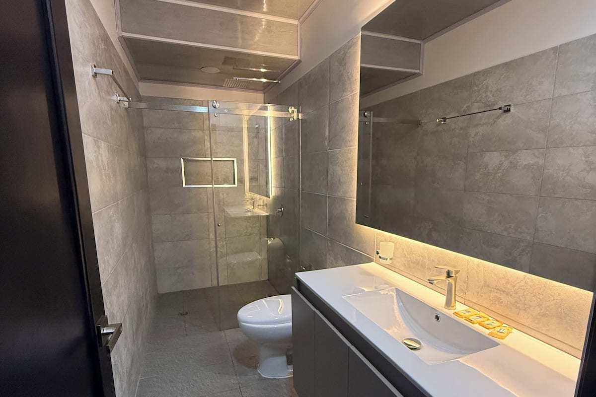 Neljän hengen perhehuone | Kylpyhuone | Suihku, pyyhkeet, saippua, vessapaperi