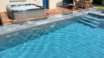 Een binnenzwembad en een buitenzwembad