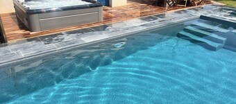 Villa Leonic - Swimming pool and Jacuzzi