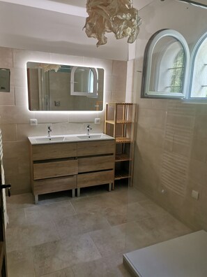 Shower, hair dryer, towels, toilet paper