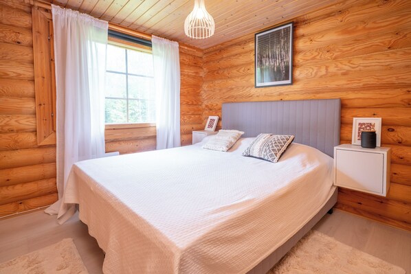 3 bedrooms, travel cot, free WiFi, bed sheets