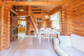 Smart TV, fireplace - Lapin Villa Hiisi – Riverside Log Cabin with Sauna & Northern Lights (Lappi)