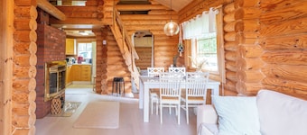 Lapin Villa Hiisi – Riverside Log Cabin with Sauna & Northern Lights