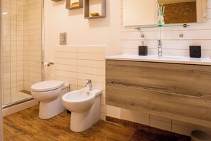 Shower, hair dryer, bidet, towels - Living Ortigia (Siracusa)