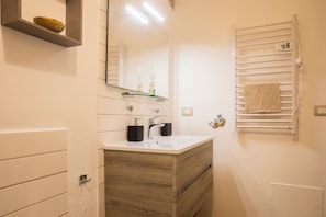 Douche, sèche-cheveux, bidet, serviettes fournies
