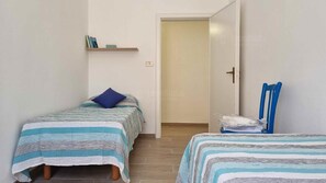 2 chambres, fer et planche à repasser