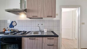 Réfrigérateur, four, cafetière/bouilloire, grille-pain