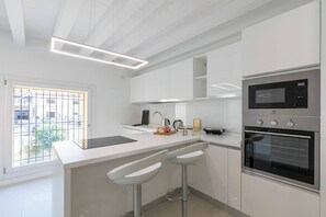 Réfrigérateur, micro-ondes, four, plaque de cuisson