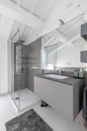 Dusche, kostenlose Toilettenartikel, Haartrockner, Handtücher