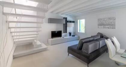 The White House: business & charm