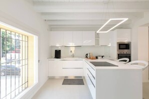 Køleskab, mikrobølgeovn, ovn, kogeplade