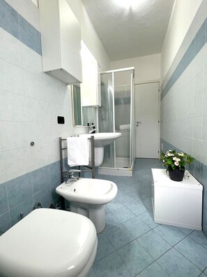 Apartamento | Banheiro | Chuveiro, produtos de toalete grátis, secador de cabelo 