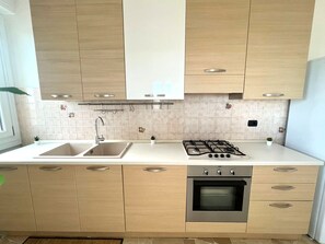 Departamento | Cocina privada | Refrigerador, horno, parrilla de estufa y lavavajillas 