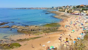 In StrandnĂ€he, weiĂer Sandstrand, StrandtĂŒcher, 4 Strandbars