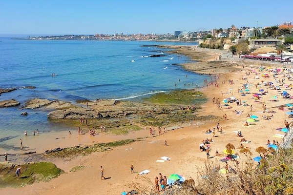 Beach nearby, white sand, beach towels, 4 beach bars