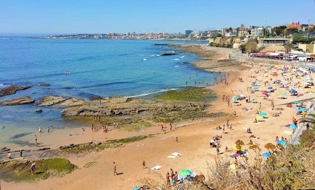 Beach nearby, white sand, beach towels, 4 beach bars