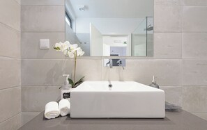 Deluxe Double Room (Anémona Branca) | Bathroom | Shower, free toiletries, hair dryer, towels - Estoril Village Guesthouse (Cascais)