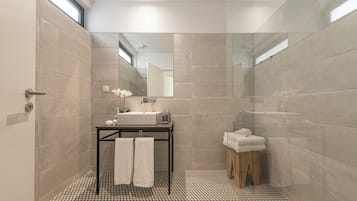Habitación Deluxe doble (Anémona Branca) | Baño | Ducha, artículos de higiene personal gratuitos y secador de pelo