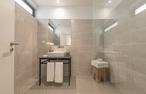 Habitación Deluxe doble (Anémona Branca) | Baño | Ducha, artículos de higiene personal gratuitos y secador de pelo