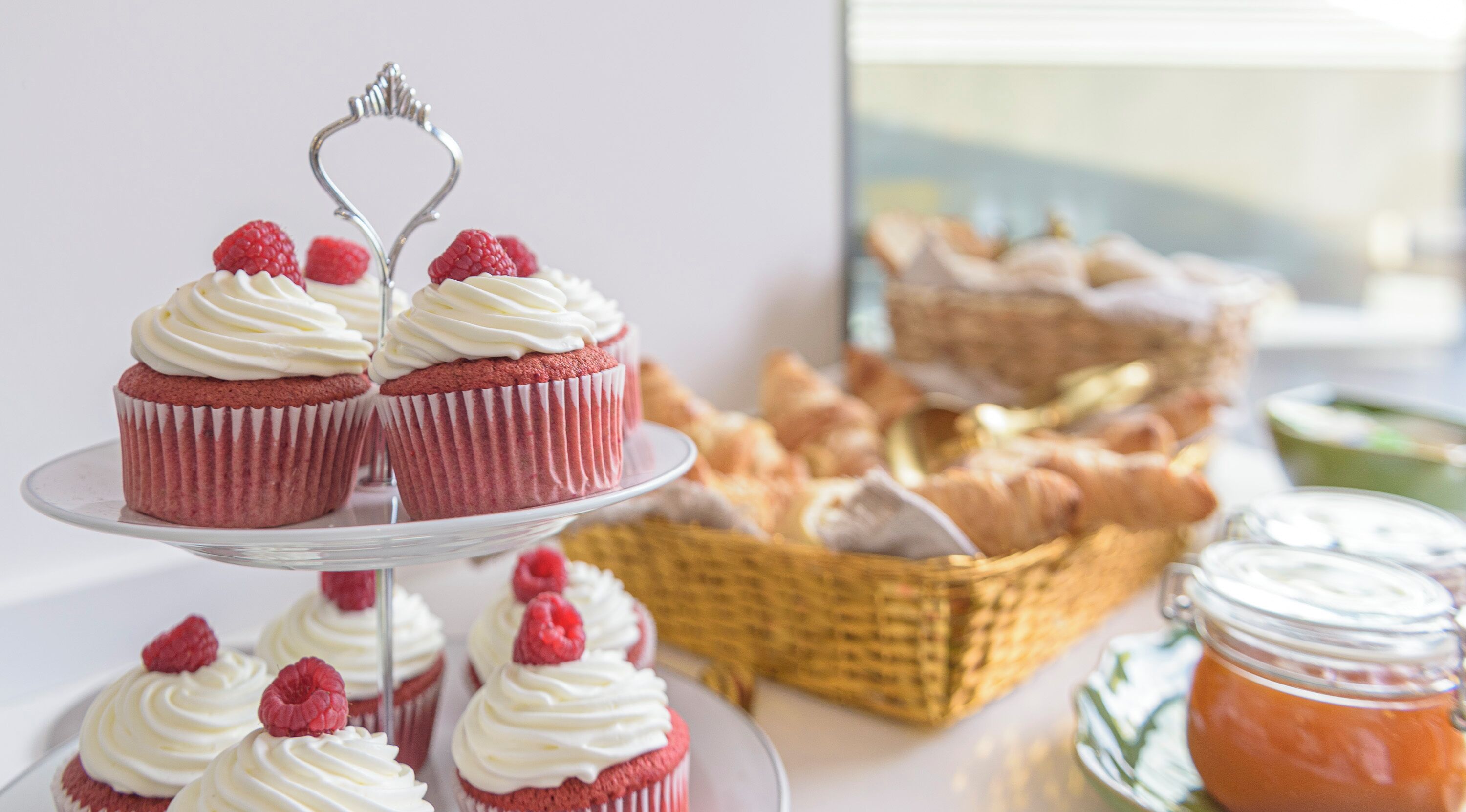 Una mesa de postres con cupcakes y pasteles.