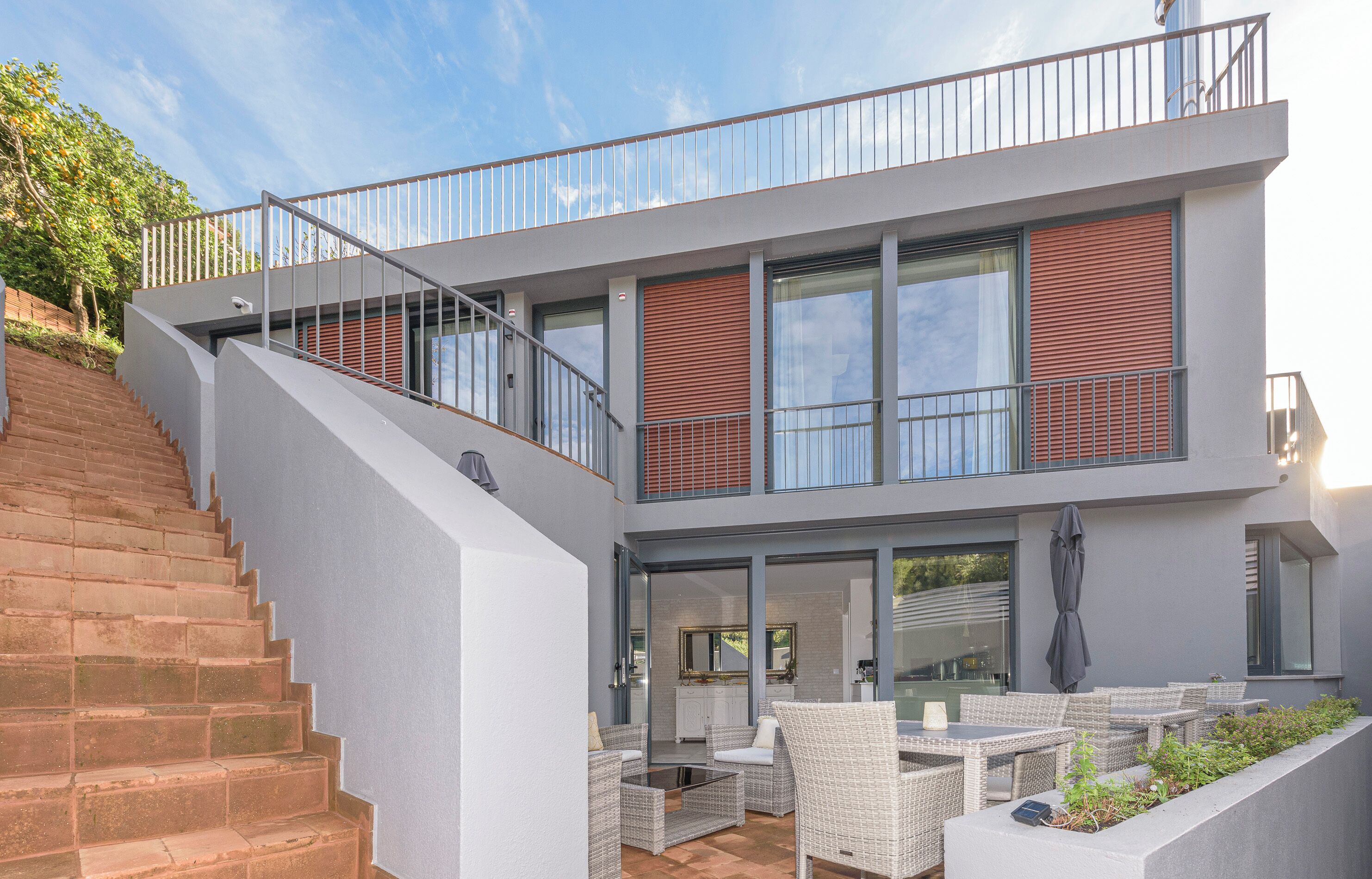 Vista frontal de la propiedad